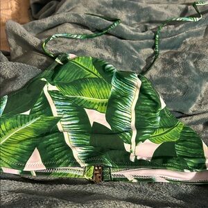 Tropical Green Leaf Print Bikini Top size medium never worn